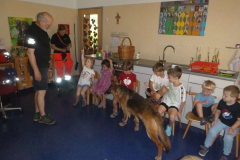 Juni 23: Die Hundestaffel zu Besuch im Kindergarten