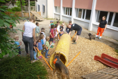 Juni 23: Die Hundestaffel zu Besuch im Kindergarten
