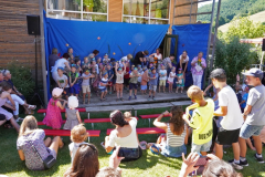 Sommerfest 22: Die Kinder tauchen links hinein blub blub (J.Brinkmann)