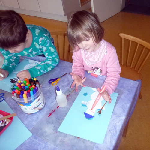 basteln und malen im Kindergarten